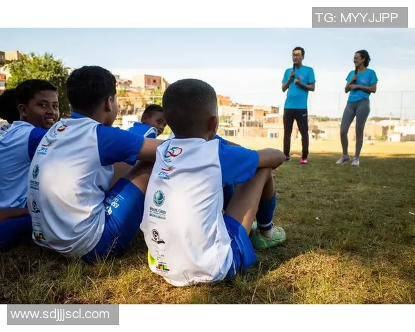 足球巨星合照展现不朽风采 各路传奇球员同框再现绿茵荣耀